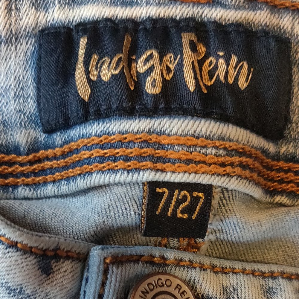 **CLOSING CLOSET SALE. MAKE AN OFFER**!!  INDIGO REIN JEANS